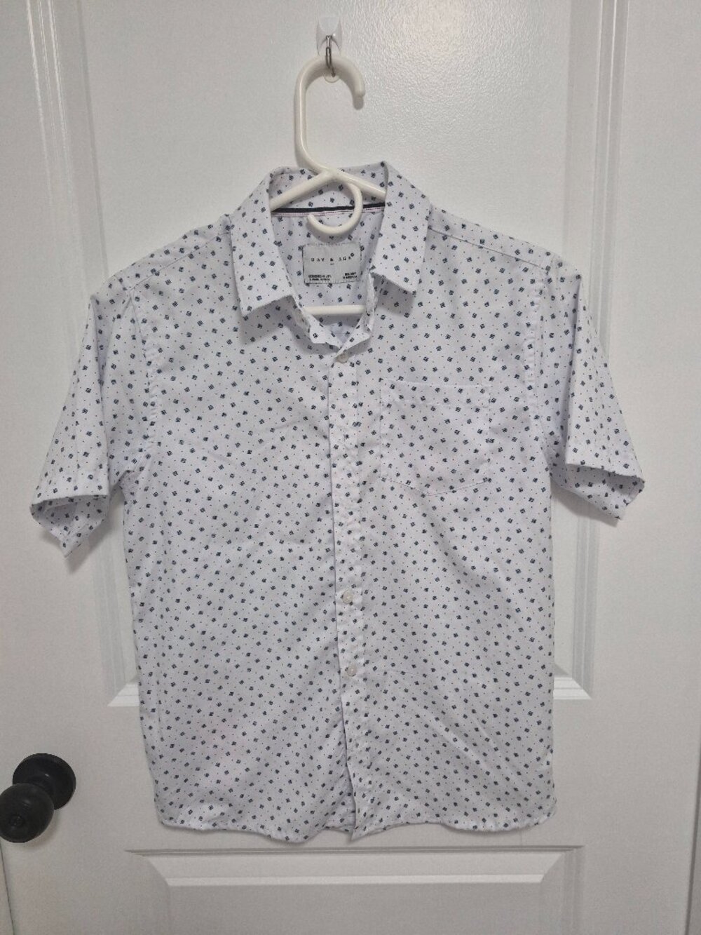 Day & Age White and Navy Boys Button Down dress shirt Size 10 Medium